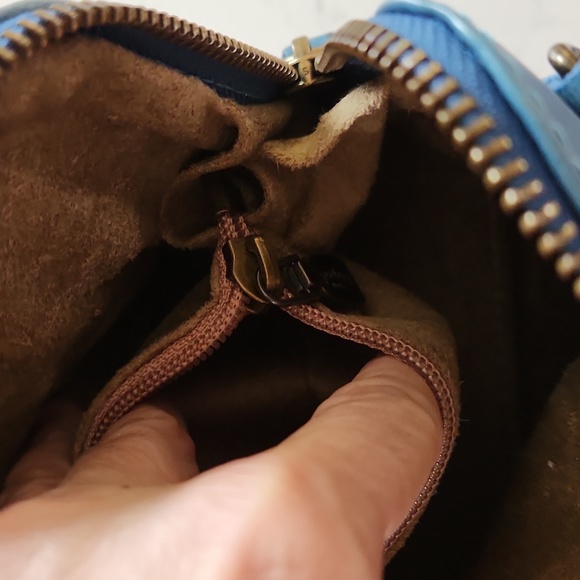 Pratesi Firenze blue fine Italian leather Crossbody. EUC. Apx 7 x 6.5 x 3. - Picture 5 of 6